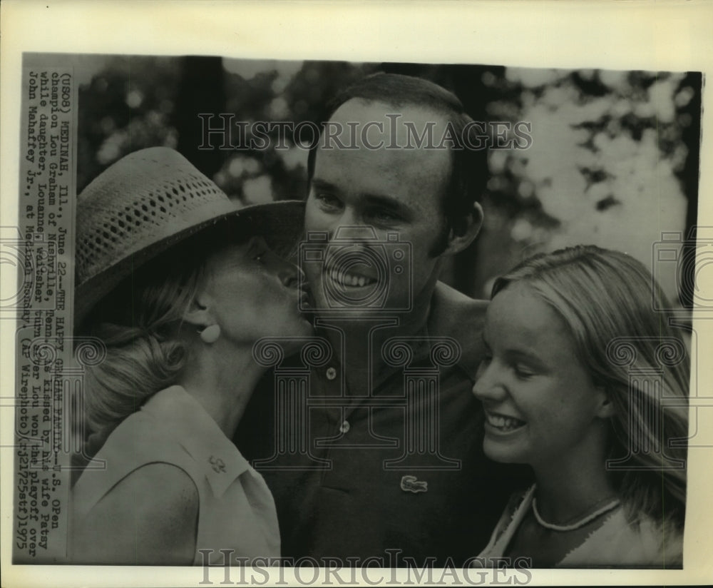 1975 Press Photo Lou Graham gets kisses from wife Patsy for winning U.S. Open.- Historic Images