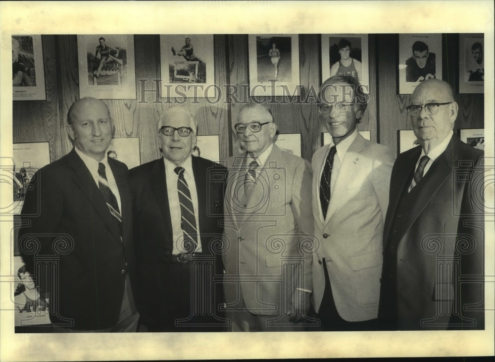 1981 Press Photo Dr. Joesph Greenwood inducted into Sports Hall of Fame.- Historic Images