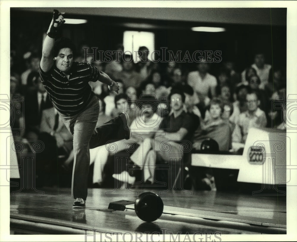 1984 Press Photo Professional bowler Henry Gonzales in form as he releases ball.- Historic Images