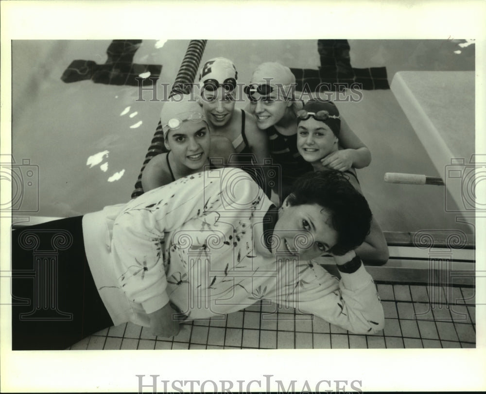 1987 Press Photo Lee High School swimming Lesley DuVall with team members.- Historic Images