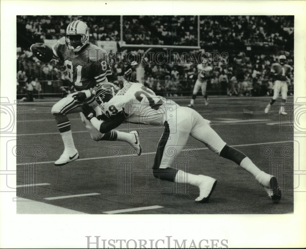 1989 Press Photo Houston Oilers&#39; receiver Ernest Givins is knocked out of bounds- Historic Images