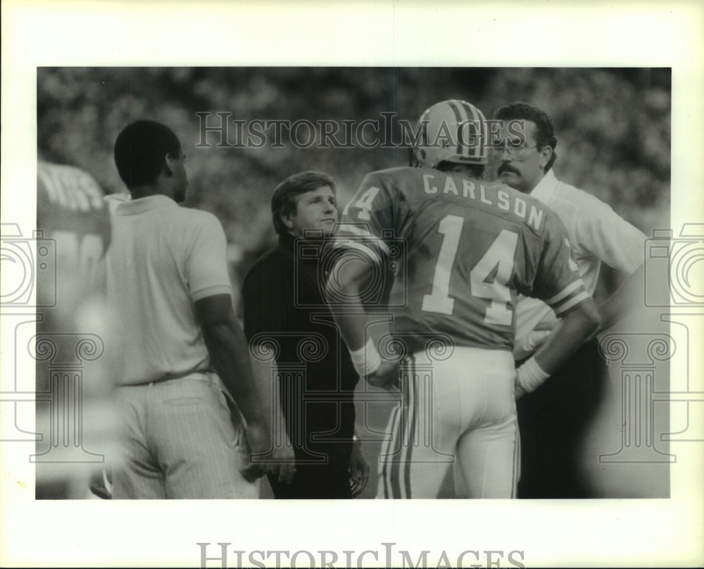 1988 Press Photo Houston Oilers&#39; Jerry Glanville talks with Cody Carlson.- Historic Images