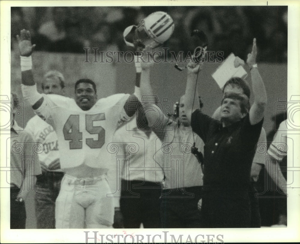 1987 Press Photo Oilers&#39; coach Jerry Glanville and Ira Valentine react to catch.- Historic Images