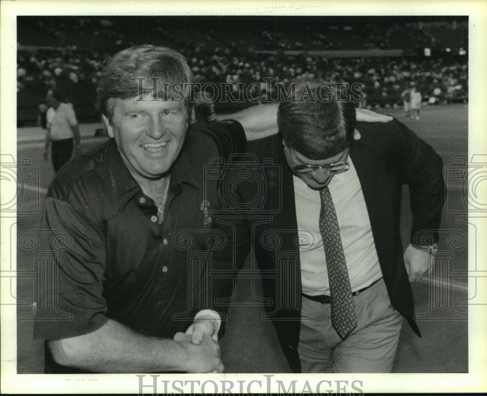 1987 Press Photo Houston Oilers&#39; Coach Jerry Glanville shakes hand on field.- Historic Images