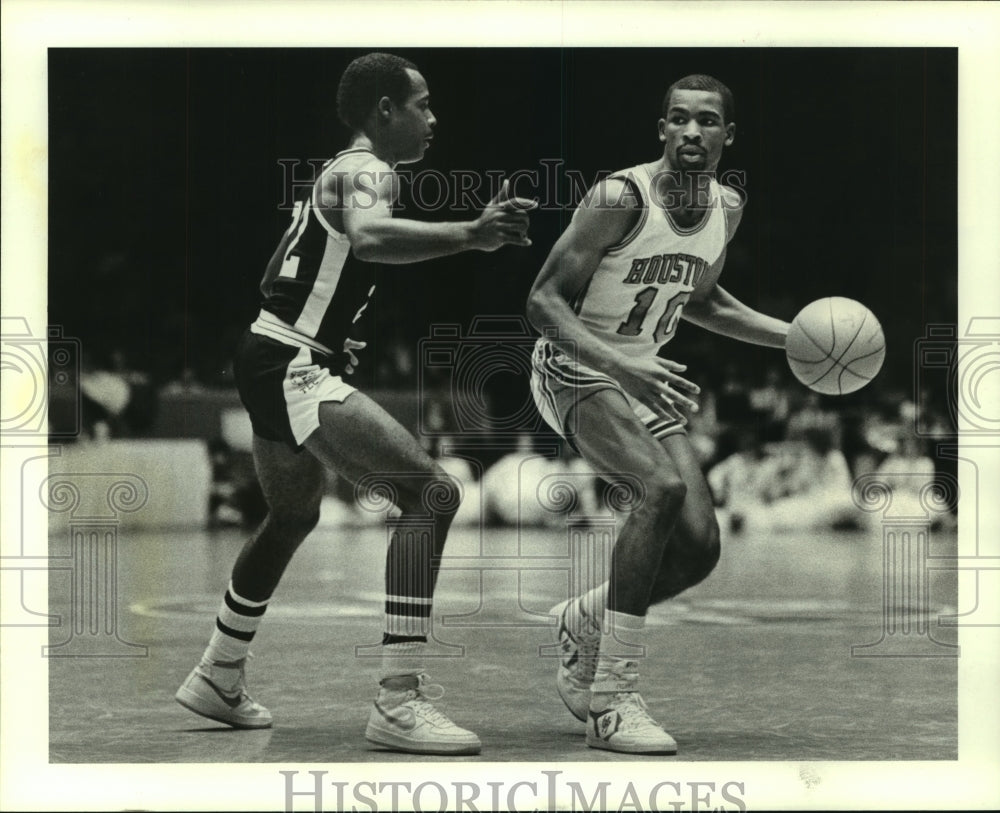 1983 Press Photo University of Houston&#39;s basketball player Derek Giles sets play- Historic Images