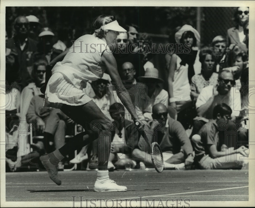 1971 Press Photo Professional tennis player June Gay reaches to hit backhand.- Historic Images