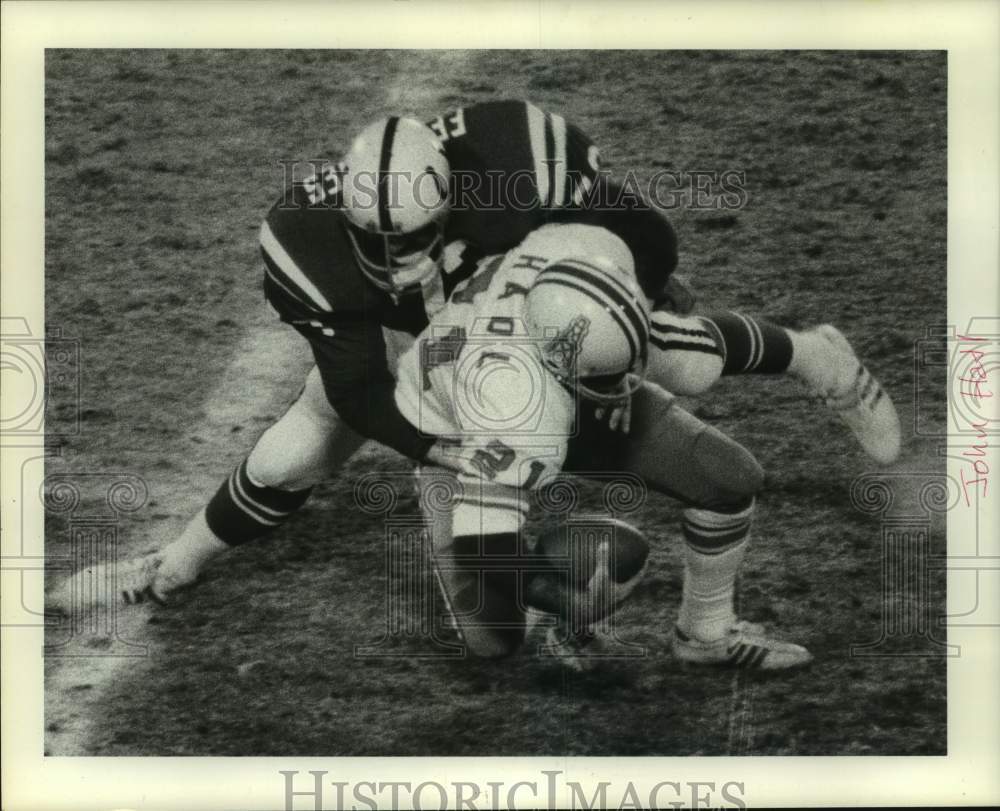 1975 Press Photo Oiler John Hadl gets tackled by his opponent during game- Historic Images