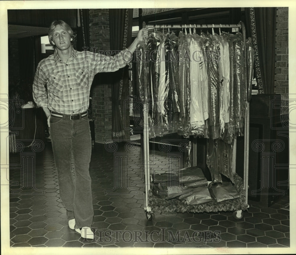 1979 Press Photo New Houston Oilers&#39; football player Jeff Groth checks in hotel.- Historic Images