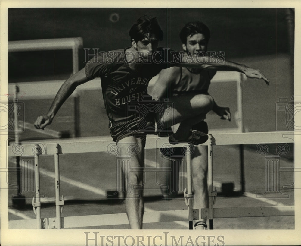 1972 Press Photo Houston&#39;s Barry Groves and San Jacinto&#39;s Pat Way run hurdles.- Historic Images