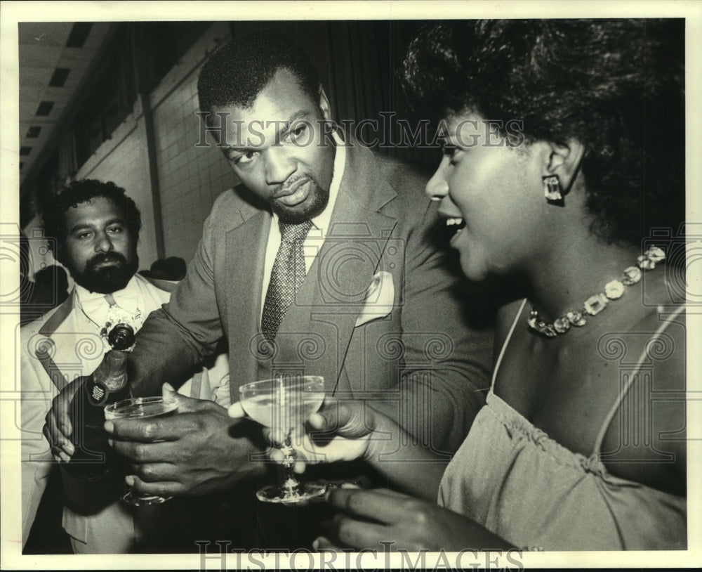 1980 Press Photo Houston Oilers football player Leon Gray pours champagne.- Historic Images