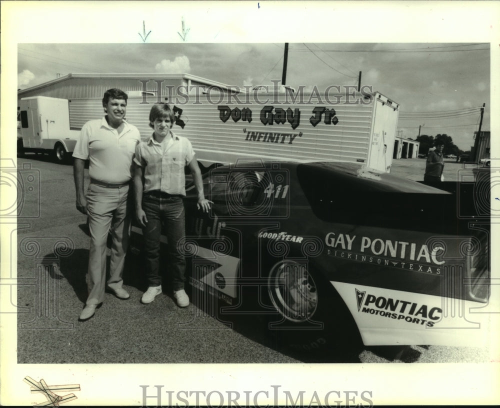 1986 Press Photo Don Gay Jr., youngest Alcohol drag racer and dad pose with car.- Historic Images