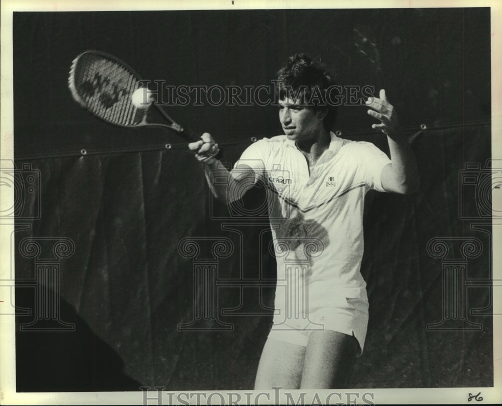 1984 Press Photo Professional tennis player Sammy Giammalva hits forehand.- Historic Images