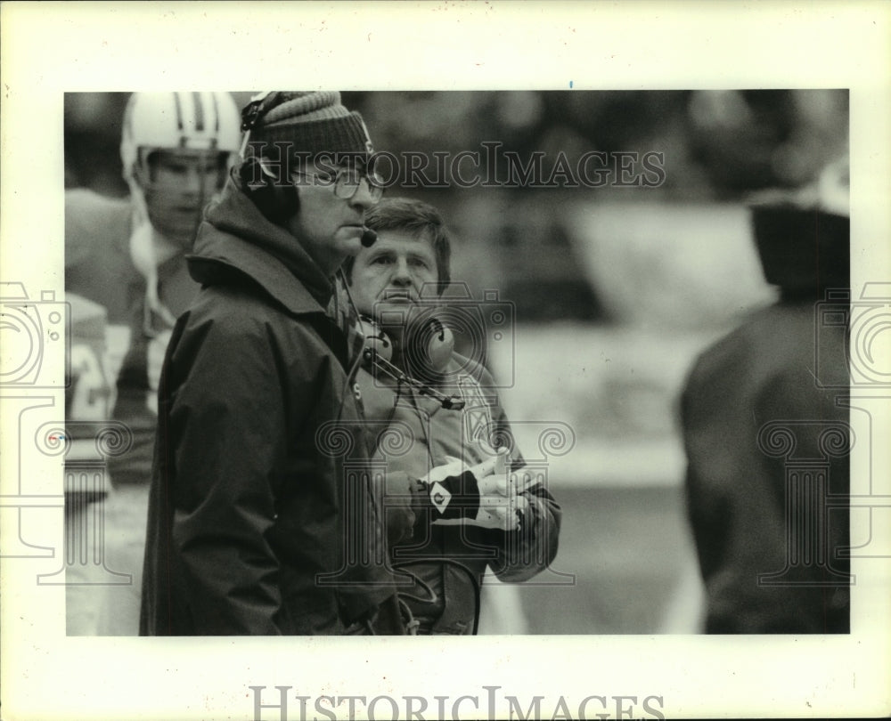 1985 Press Photo Houston Oilers&#39; head Jerry Glanville waiting for answers.- Historic Images