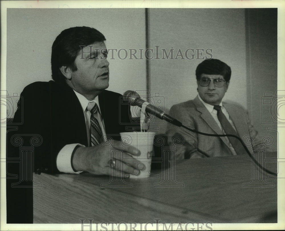 1985 Press Photo Houston Oilers&#39; GM Ladd Herzeg with new Jerry Glanville.- Historic Images