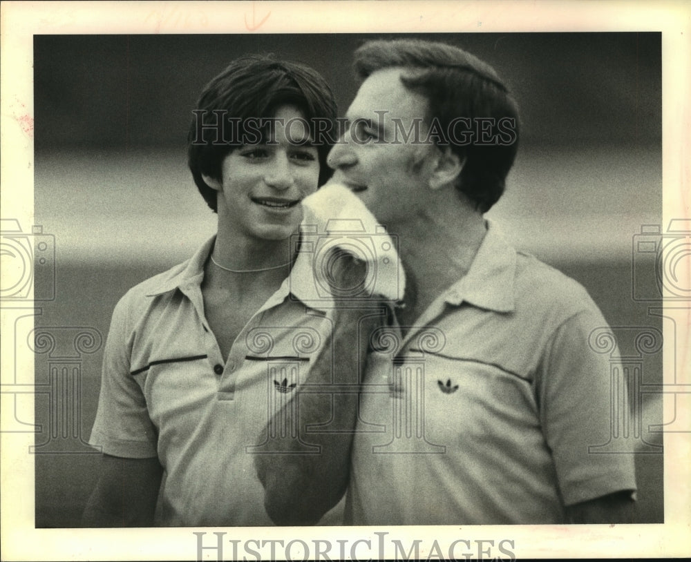 1981 Press Photo Tennis player Sammy Giammalva towels off after he and son win.- Historic Images