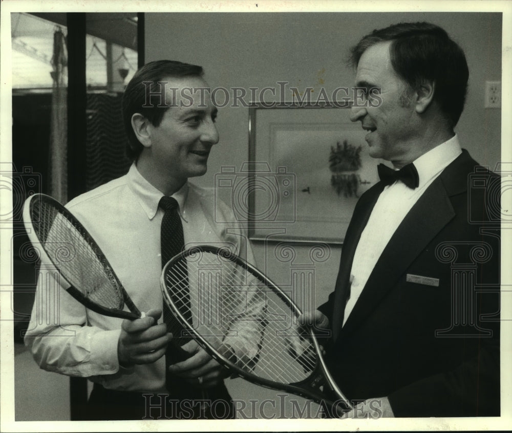 1986 Press Photo Larry Rubenstein, architect and Sammy Gaimmalva talk racquets.- Historic Images