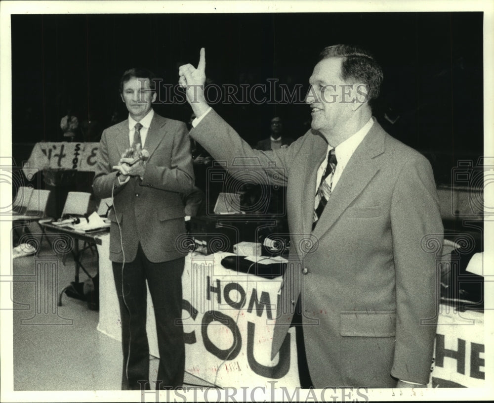 1980 Press Photo University of Houston&#39;s Harry Fouke honored at basketball game- Historic Images