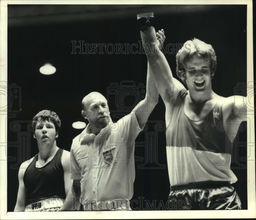 1980 Press Photo Golden Gloves boxer Marvin Beatty defeats Wesley Bowers.- Historic Images