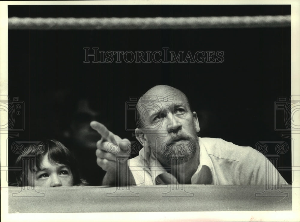 1980 Press Photo David Duke points at ringside at Golden Gloves boxing event.- Historic Images