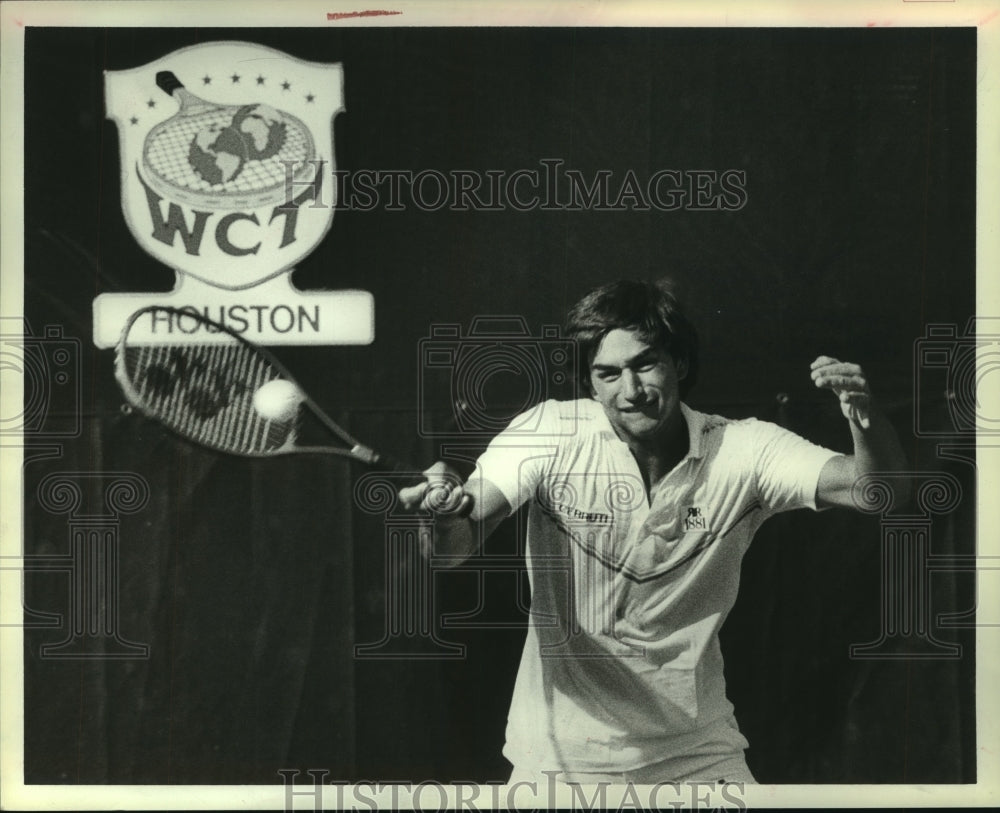 1984 Press Photo Tennis player Sammy Giammalva Jr. hits forehand at River Oaks.- Historic Images