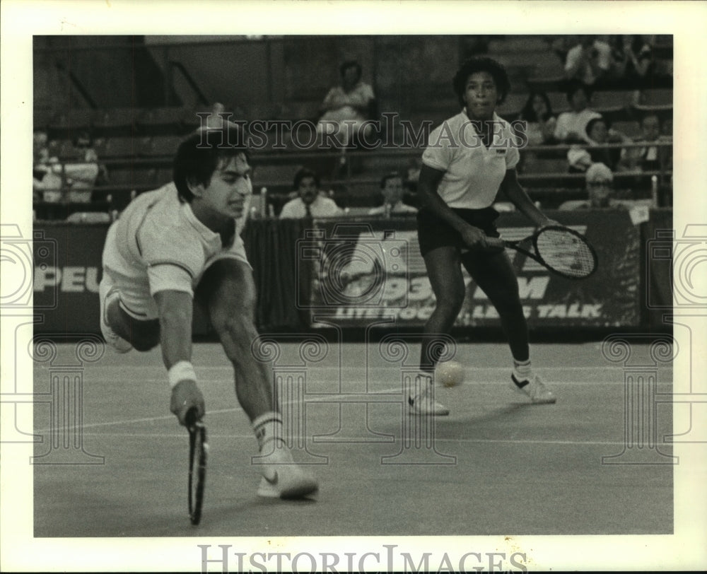 1984 Press Photo Professional tennis player Sammy Giammalva lunges to hit return- Historic Images