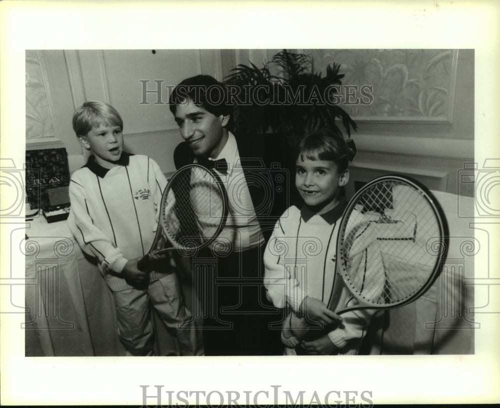 1986 Press Photo Professional tennis player Sammy Giammalva with poster kids.- Historic Images