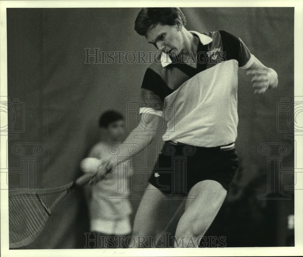 1985 Press Photo Stanford University tennis player Dan Goldie returns a shot.- Historic Images