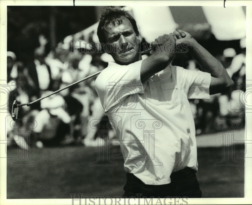 1987 Press Photo Golfer Buddy Gardner misses birdie putt at Big I Houston Open.- Historic Images