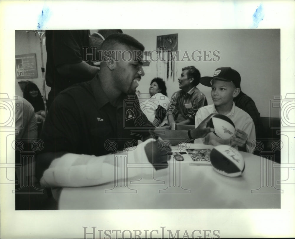 1990 Press Photo Lombardi Trophy finalist Moe Gardner signs autographs for kids.- Historic Images