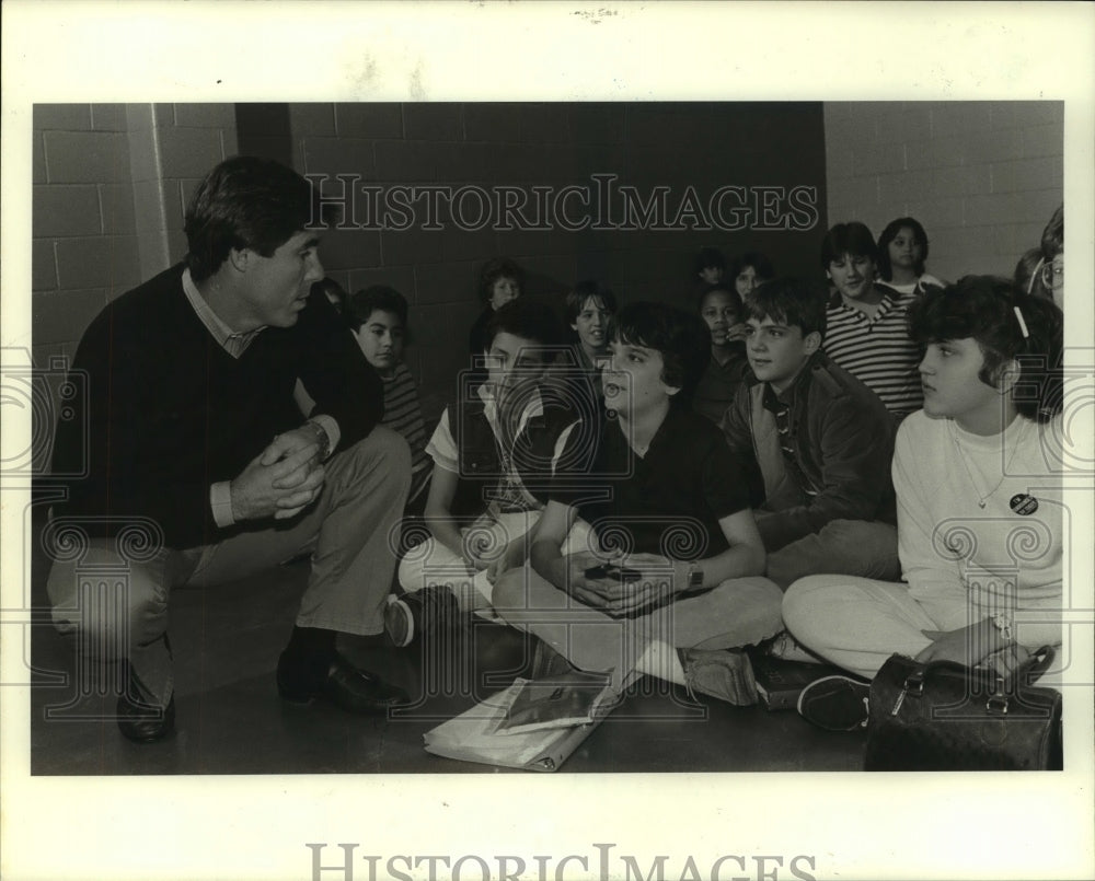 1986 Press Photo Houston Astros Phill Garner talks to kids at Teague Middle- Historic Images