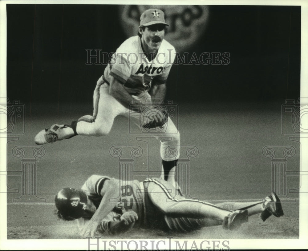 1982 Press Photo Houston Astros&#39; third baseman Phil Garner makes a play at third- Historic Images