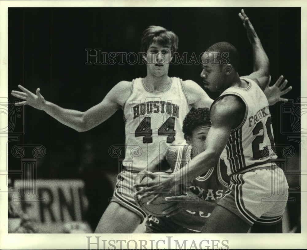 1984 Press Photo University of Houston defenders trap Texas basketball handler.- Historic Images