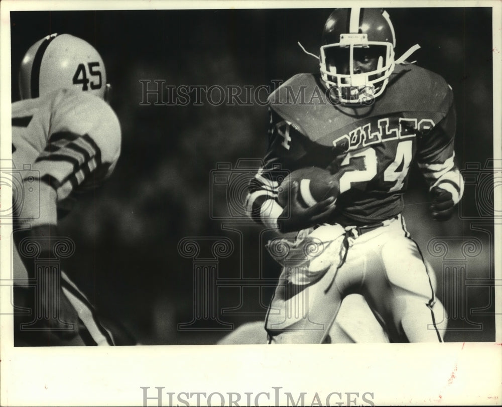 1986 Press Photo Dulles High School&#39; Kevin Nelson sweeps past Angleton&#39;s Bundick- Historic Images