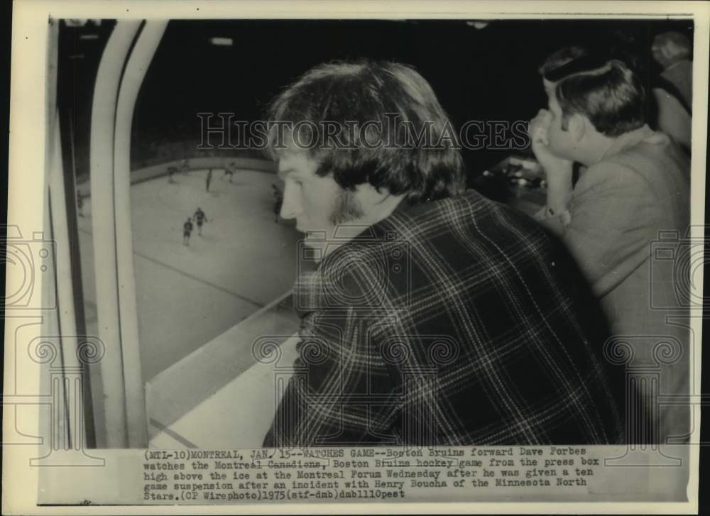 1975 Press Photo Bruins forward Dave Forbes watches game at the Montreal Forum- Historic Images