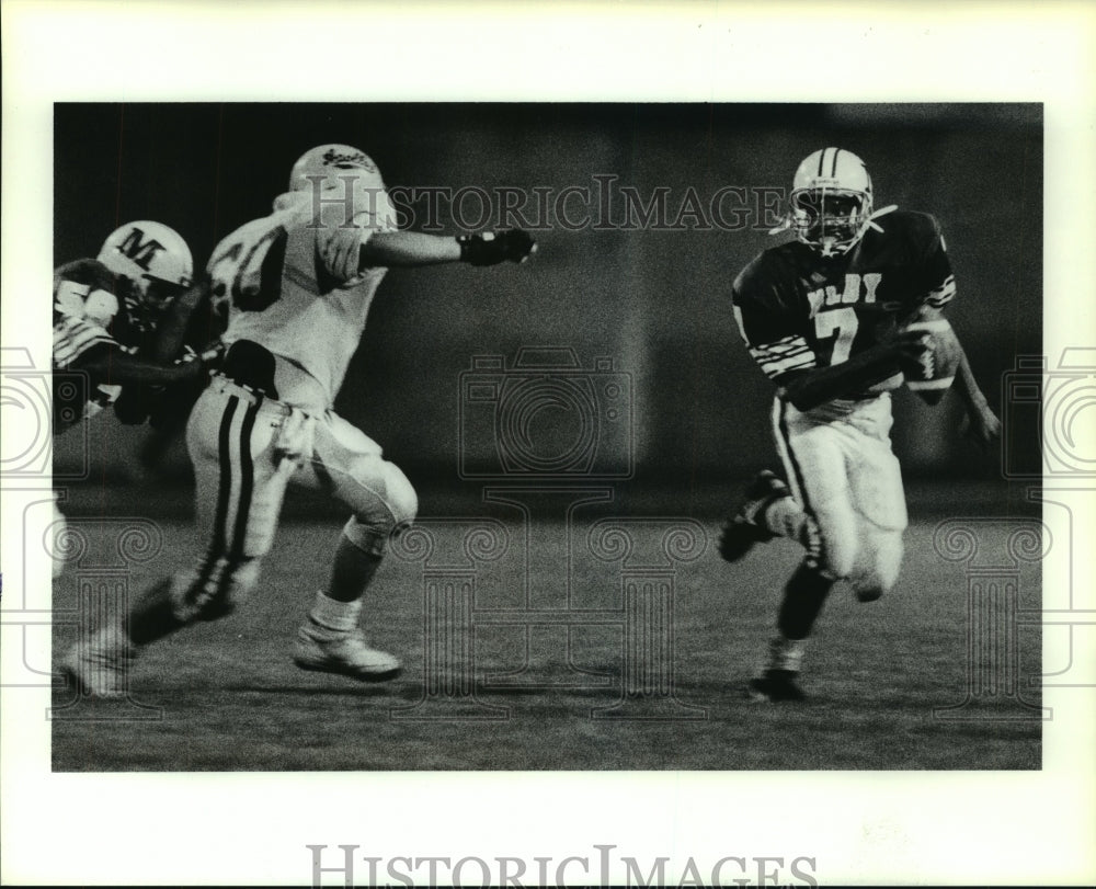 1989 Press Photo Milby High School quarterback Chris Hawkins chased by Curtis.- Historic Images