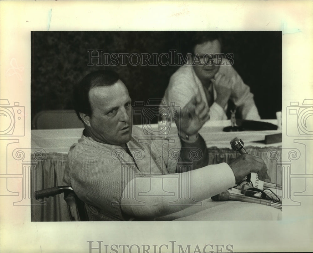 1981 Press Photo Race driver A.J. Foyt and Dr. John Perkins at press conference.- Historic Images