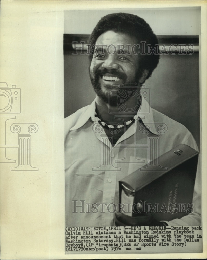 1976 Press Photo Calvin Hill announces he has signed with Washington Redskins- Historic Images