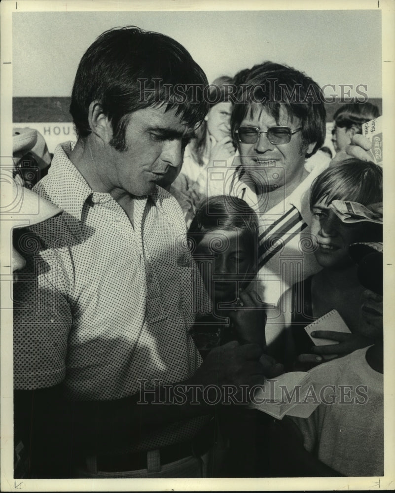 1974 Press Photo Golfer Dave Hill signs autographs after winning Houston Open.- Historic Images