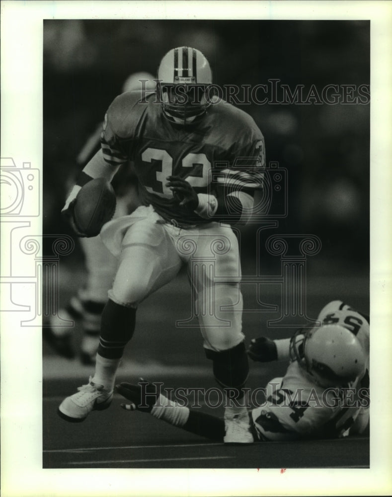 1988 Press Photo Houston Oilers&#39; Alonzo Highsmith runs past Cardinals EJ Junior- Historic Images