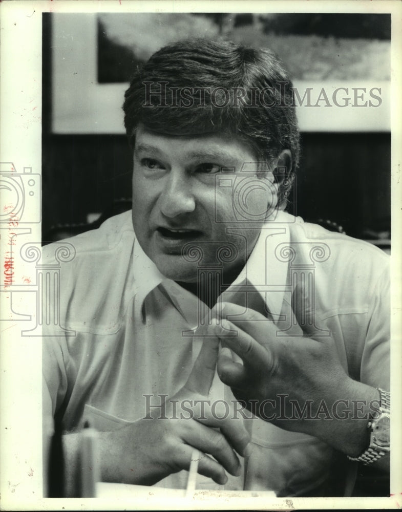 1988 Press Photo Houston Oilers&#39; General Manager Ladd Herzeg. - hcs05781- Historic Images