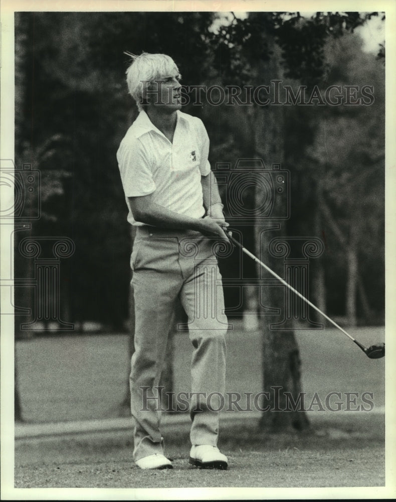 1982 Press Photo Professional golfer Stuart Hendley, of Houston, watches shot.- Historic Images