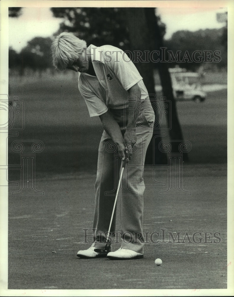 1982 Press Photo Golfer Stuart Hendley, of Houston putts at Big &quot;I&quot; tournament.- Historic Images