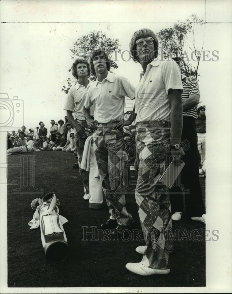 1978 Press Photo Golfer twosome waits for Gonzales and coach to come in on 18th- Historic Images