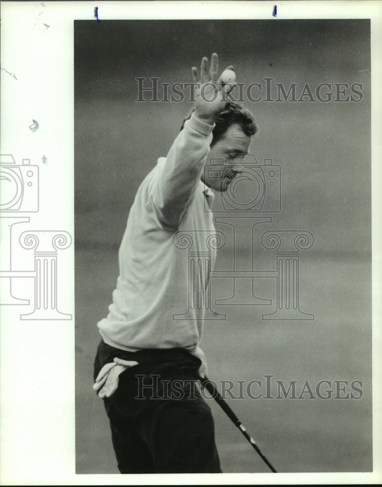 1990 Press Photo Professional golfer P.H. Horgan waves to gallery after a 66.- Historic Images