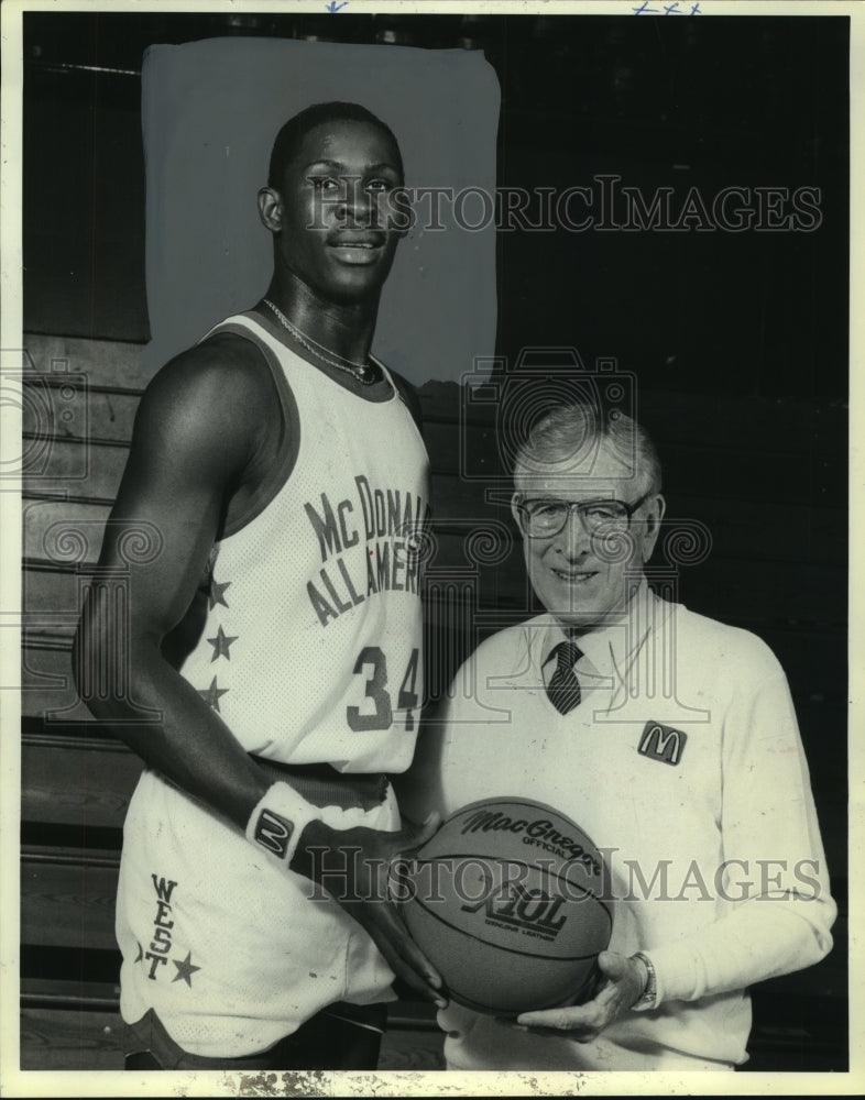 1985 Press Photo McDonald&#39;s All-American Tito Horford and coach John Wooden- Historic Images