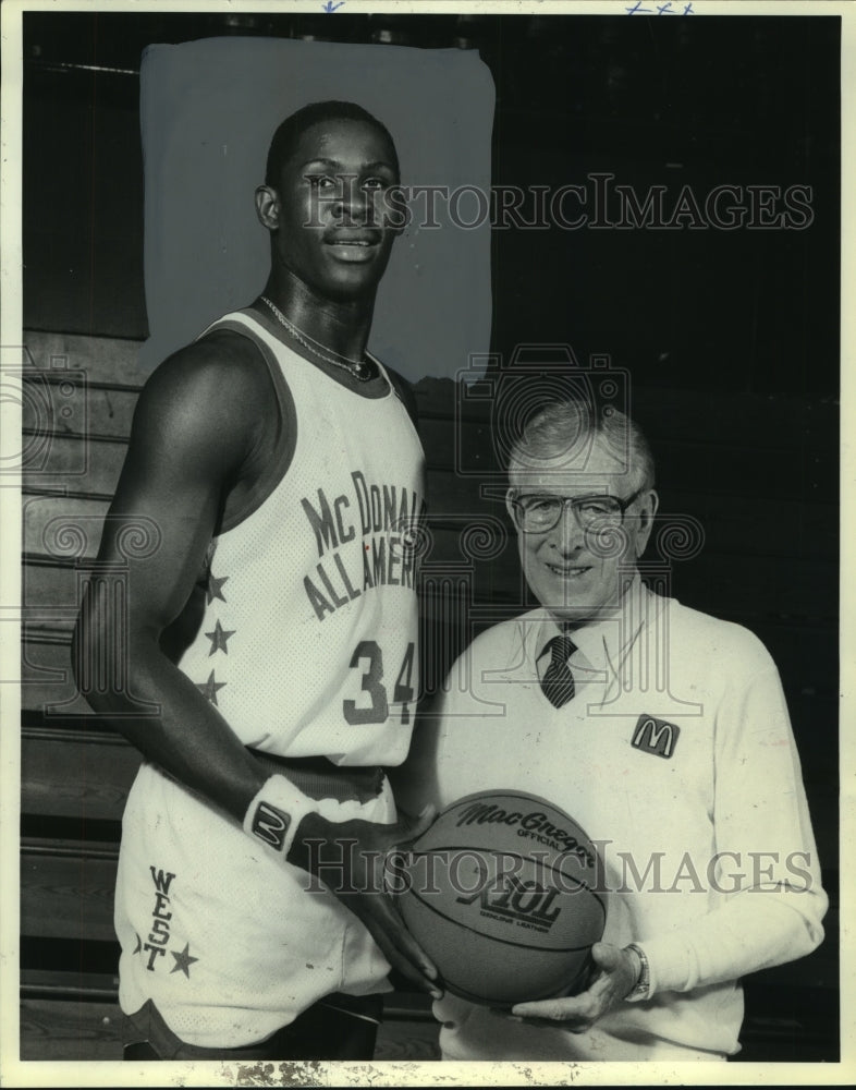 1985 Press Photo McDonald's All-American Tito Horford and coach John Wooden- Historic Images
