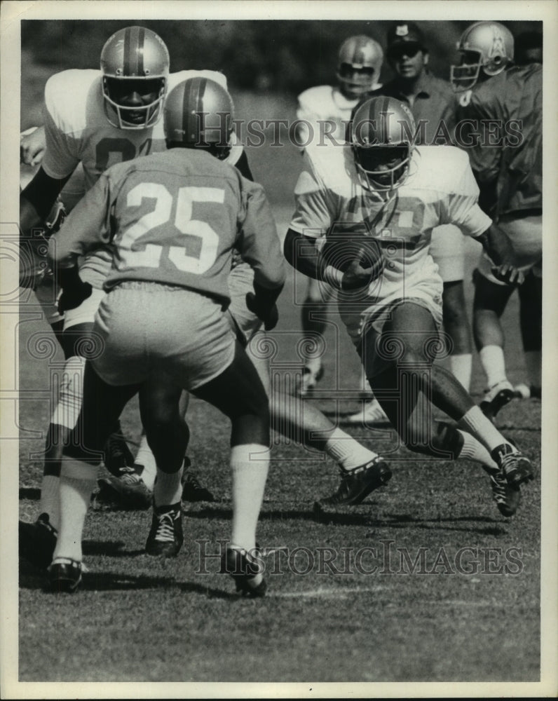 1971 Press Photo Houston Oilers&#39; halfback Andy Hopkins carries ball at practice- Historic Images