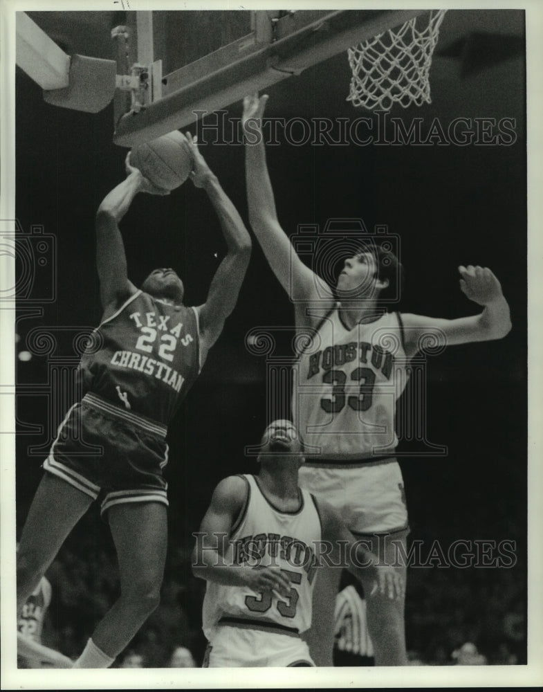 1986 Press Photo Texas Christian&#39;s Carven Holecombe shoots over Houston defender- Historic Images