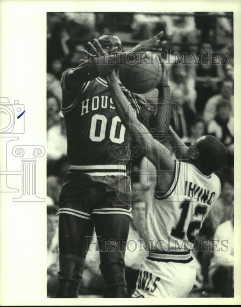 1988 Press Photo Houston&#39;s Richard Hollis is stripped by Rice&#39;s Michael Irving.- Historic Images