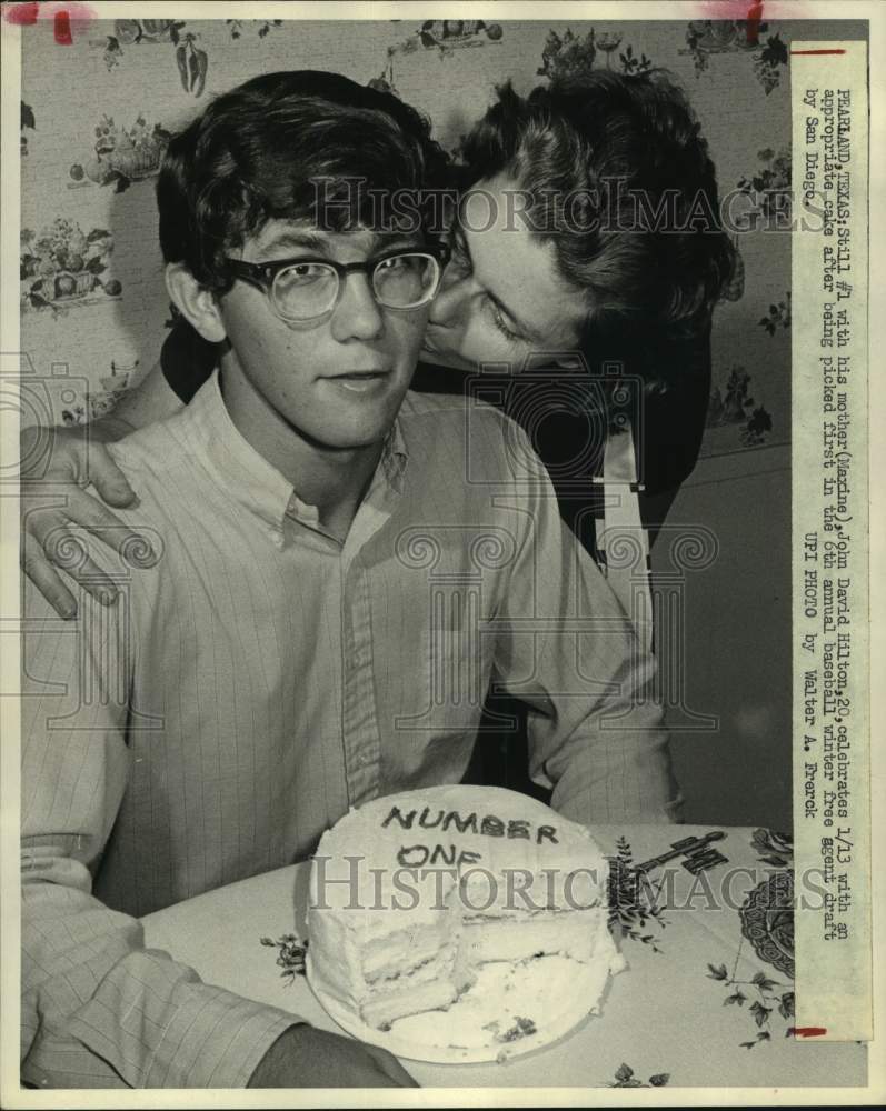 1971 Press Photo First pick John David Hilton celebrates after San Diego draft- Historic Images